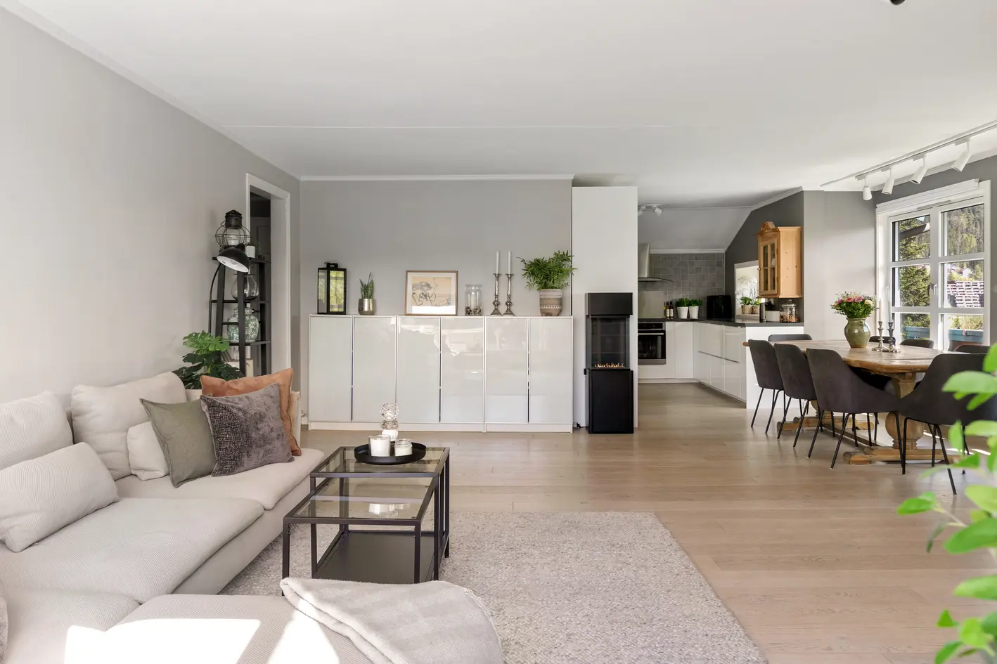 Lys og fin topp- og endeleilighet med to solrike terrasser - Romslig loftstue - Garasjeplass m/el - Flott utsikt photo 1