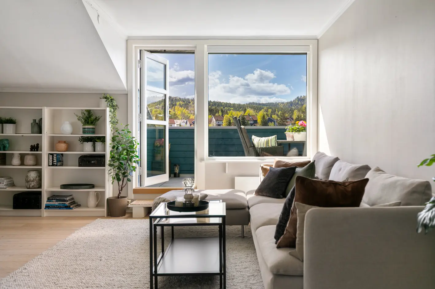 Lys og fin topp- og endeleilighet med to solrike terrasser - Romslig loftstue - Garasjeplass m/el - Flott utsikt photo 5
