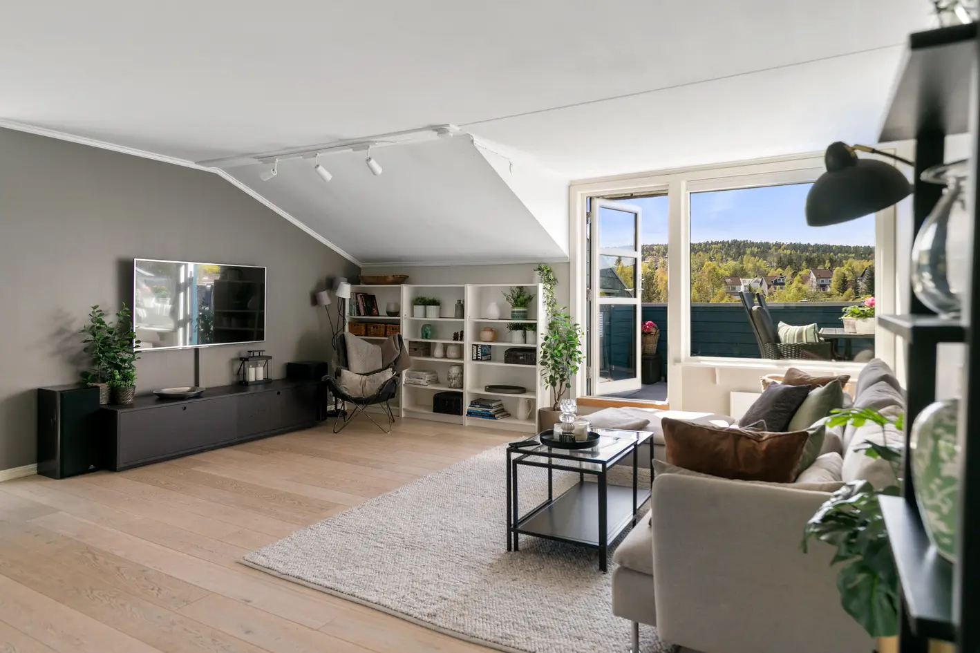 Lys og fin topp- og endeleilighet med to solrike terrasser - Romslig loftstue - Garasjeplass m/el - Flott utsikt photo 4