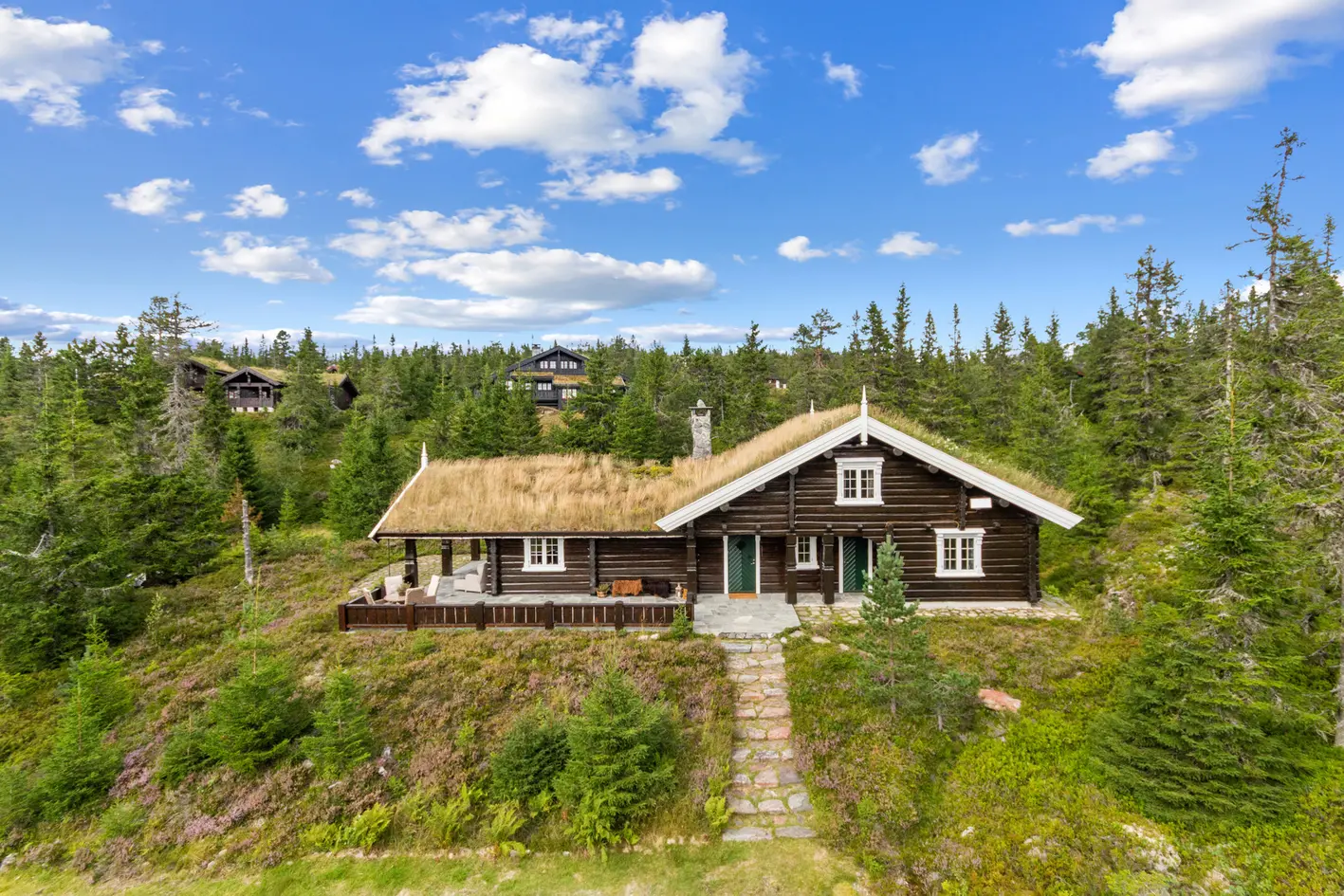 Kvalitetshytte i laftet tømmer(2005) Stor og solrik utsiktstomt høyt i terreng - Ski inn/ut -4 soverom - 2 bad - Badstue, rena