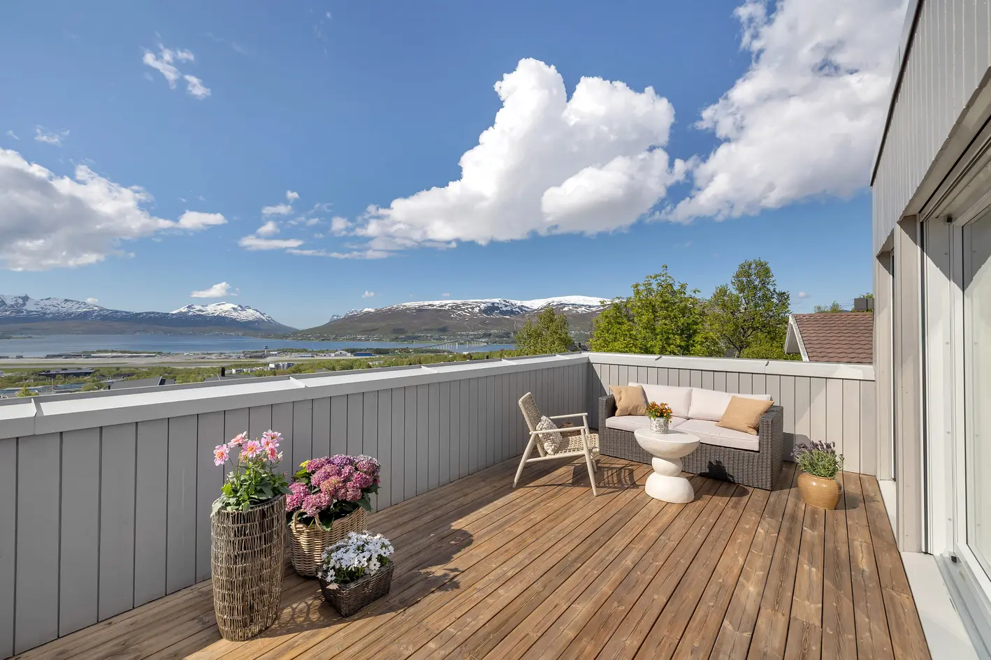 Arkitekttegnet funkisbolig | Godkjent utleieleilighet i sokkel | Carporter | Fantastisk beliggenhet høyt i terrenget photo 2