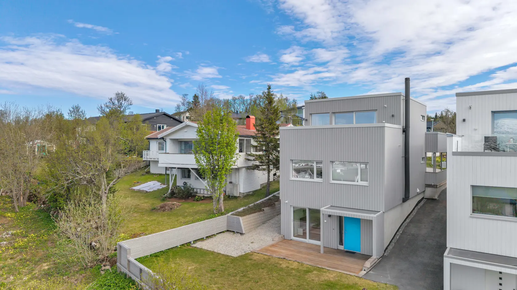 Arkitekttegnet funkisbolig | Godkjent utleieleilighet i sokkel | Carporter | Fantastisk beliggenhet høyt i terrenget photo 3