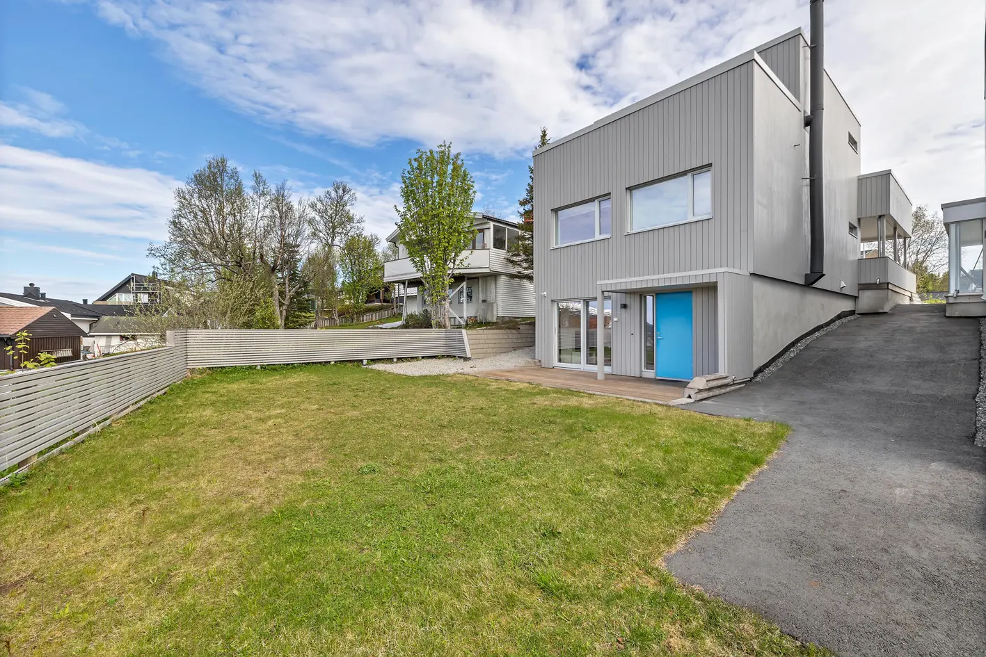 Arkitekttegnet funkisbolig | Godkjent utleieleilighet i sokkel | Carporter | Fantastisk beliggenhet høyt i terrenget photo 4