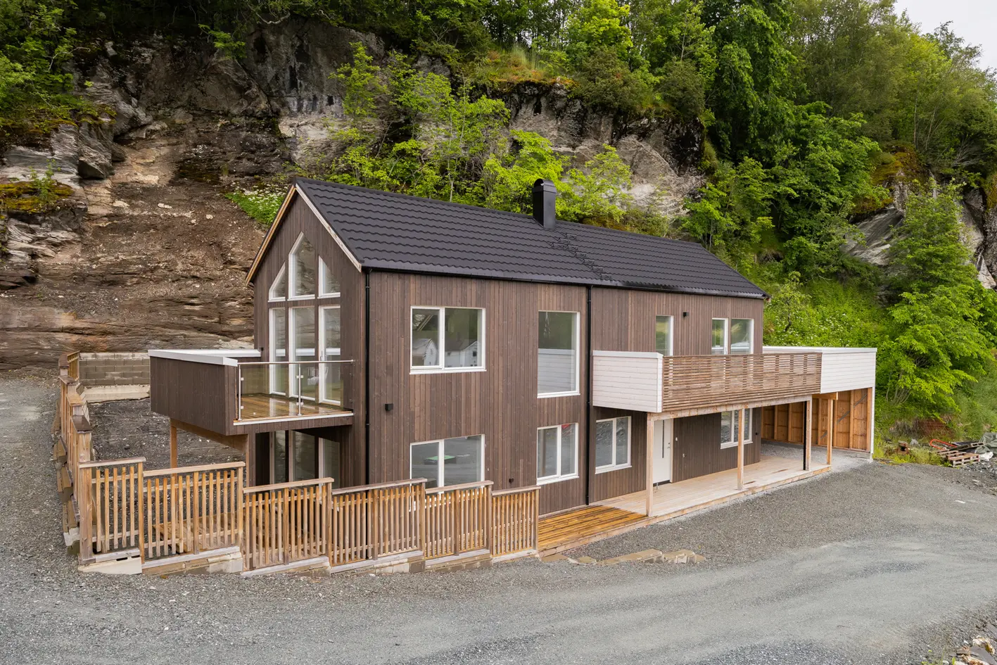 Lekker, nyoppført enebolig med landlig beliggenhet. 4 sov. 2 stuer. 2 bad. Verandaer mot sør og vest. Carport.