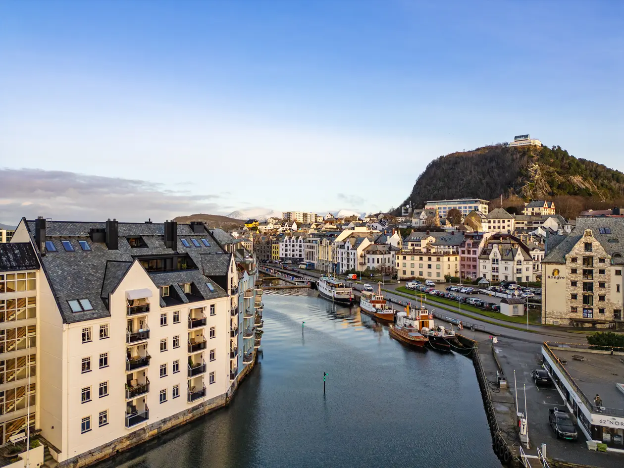 Unik highend-toppleilighet – renovert i 2023. Flott utsikt, 2 garasjeplasser og ypperlige solforhold. Prima beliggenhet! photo 2
