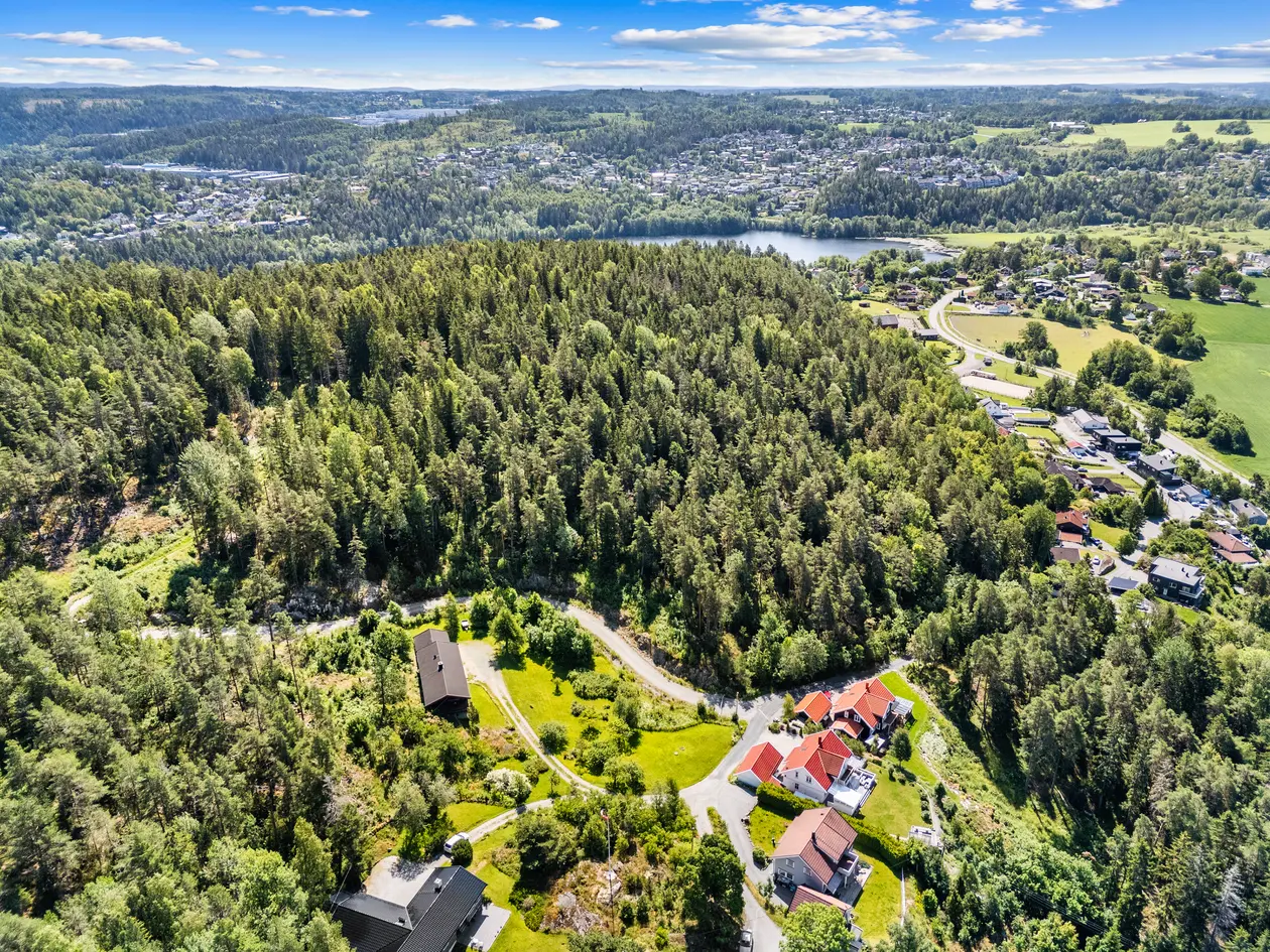 Byggeklar drømmetomt omringet av natur i nesten bilfritt og barnevennlig område. Herlig nærhet til både sjø og mark! photo 4