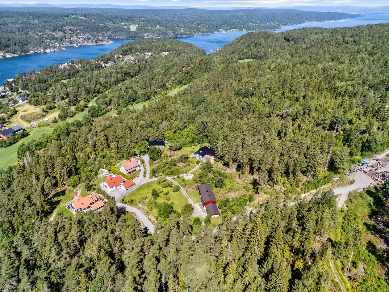 Byggeklar drømmetomt omringet av natur i nesten bilfritt og barnevennlig område. Herlig nærhet til både sjø og mark!