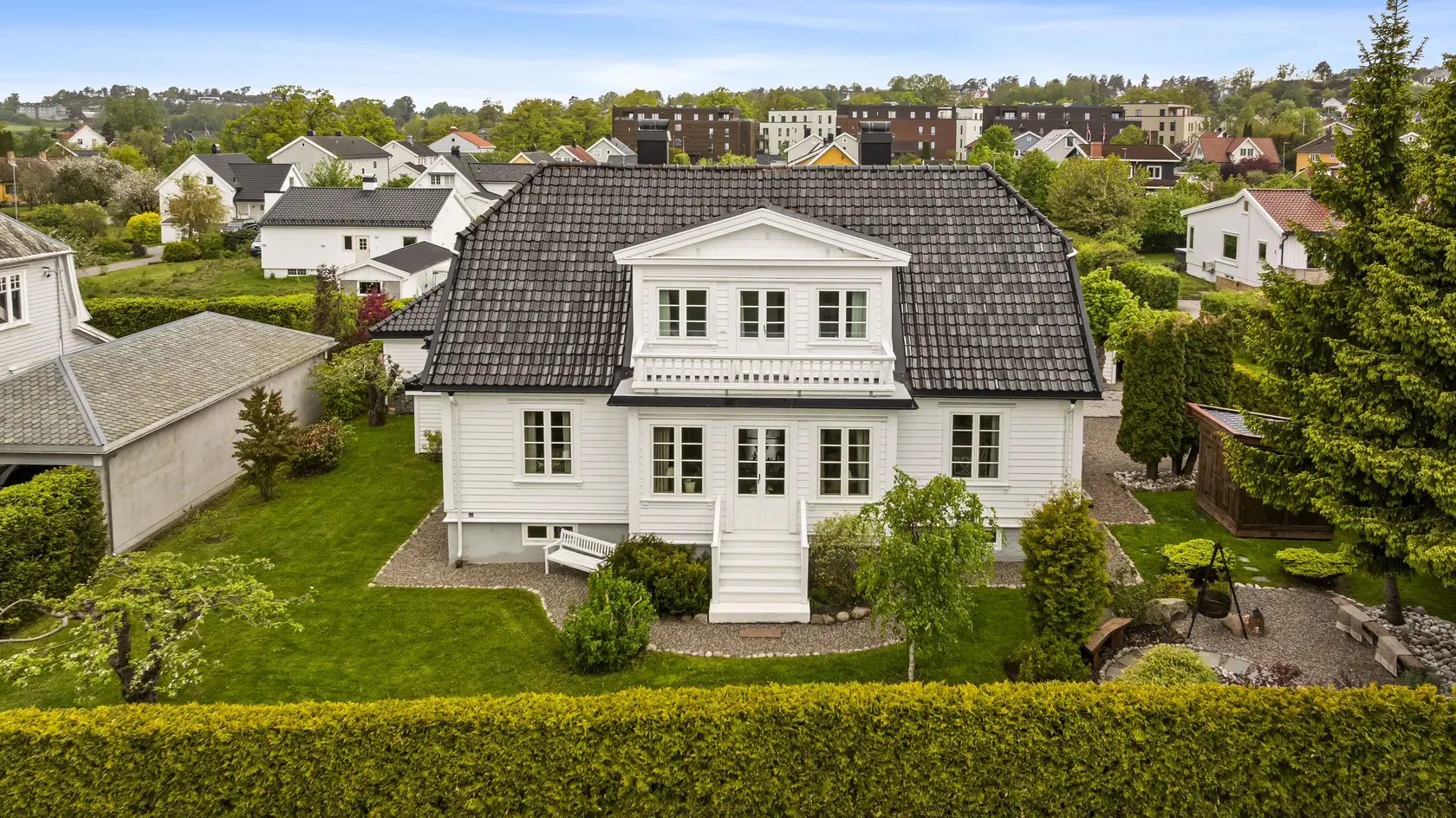 Stor, klassisk villa med garasje, anneks og flotte, solrike uteplasser. Sentralt på Teie. Nær alt man trenger!