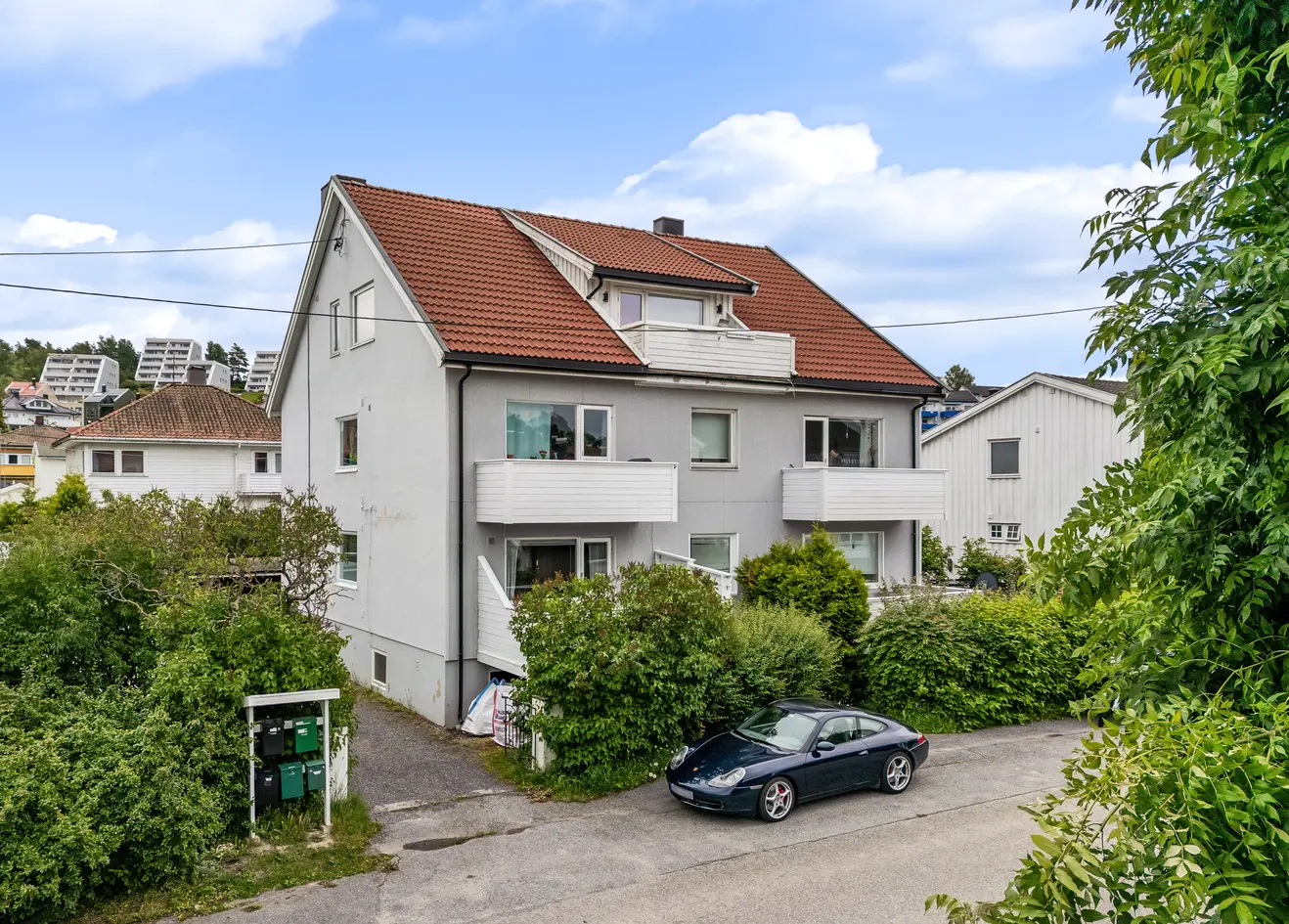 Lys og moderne selveierleilighet med sentral beliggenhet med solrik balkong - carport - Fyring inkl. i felleskostn.