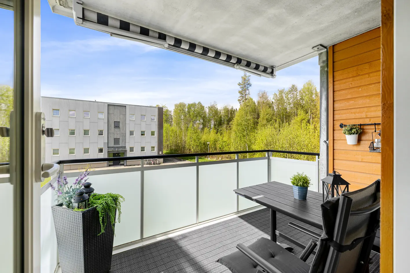 Pen 3-roms leilighet i barnevennlig område med vestvendt balkong | Varmtvann & fyring inkl. | Kort vei til kollektivt, skedsmokorset