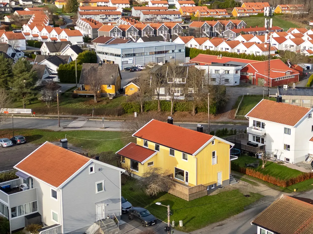 Romslig og fin familiebolig med 3 soverom, stor hage og solrik terrasse. Kjeller m/ egen inngang. 5 min fra sentrum. photo 4