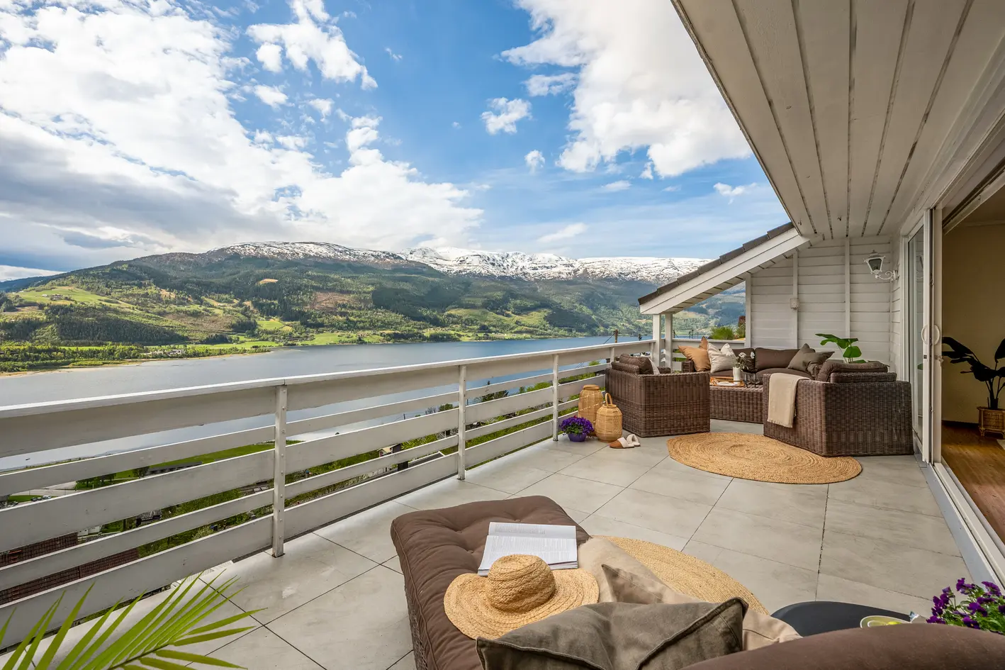 Rekkehus over to plan m/carport. Høyt og fritt i Kvernavegen med strålende panoramautsikt over Vangsvatnet og Gråsida. photo 3