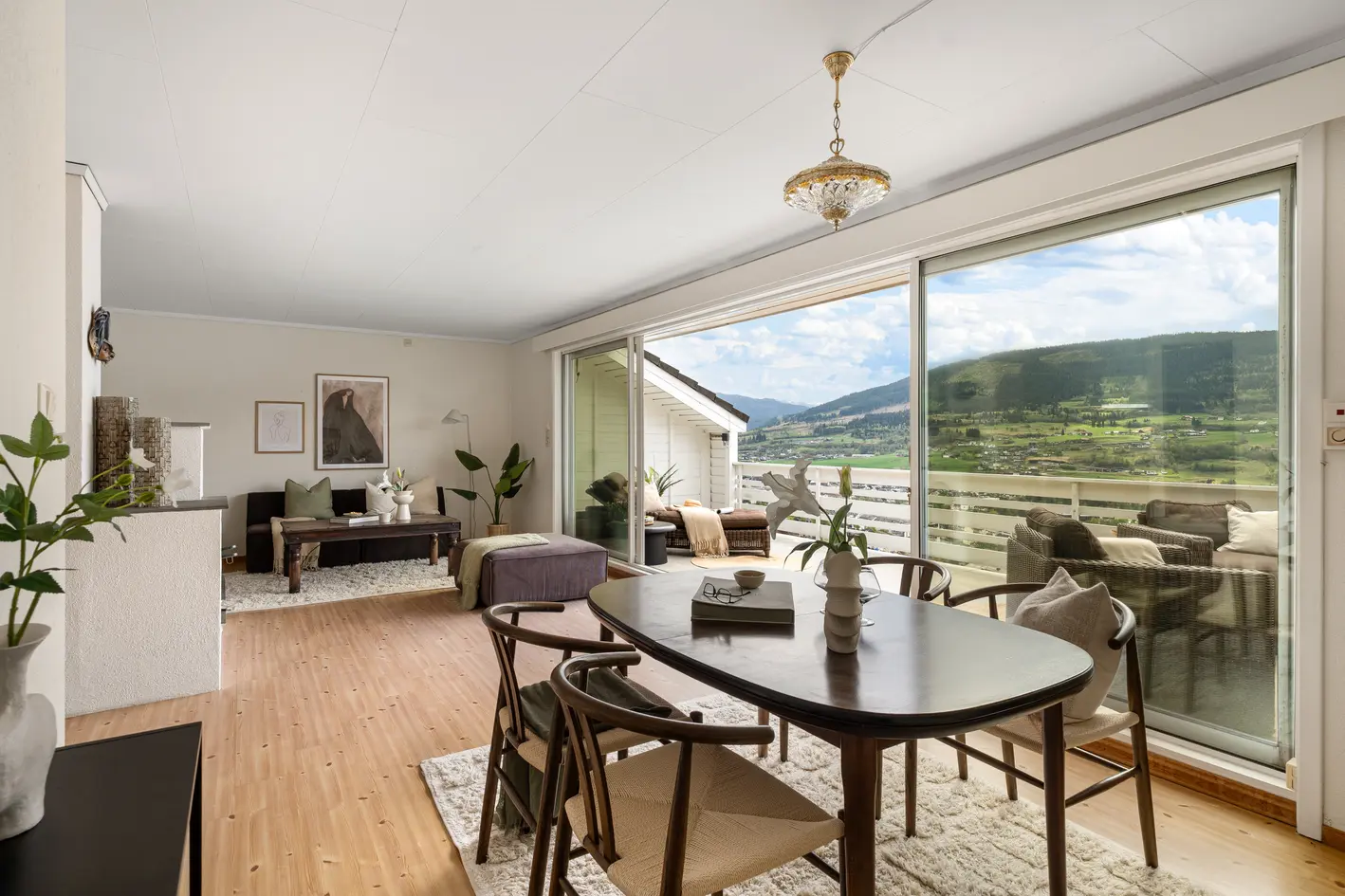 Rekkehus over to plan m/carport. Høyt og fritt i Kvernavegen med strålende panoramautsikt over Vangsvatnet og Gråsida. photo 2