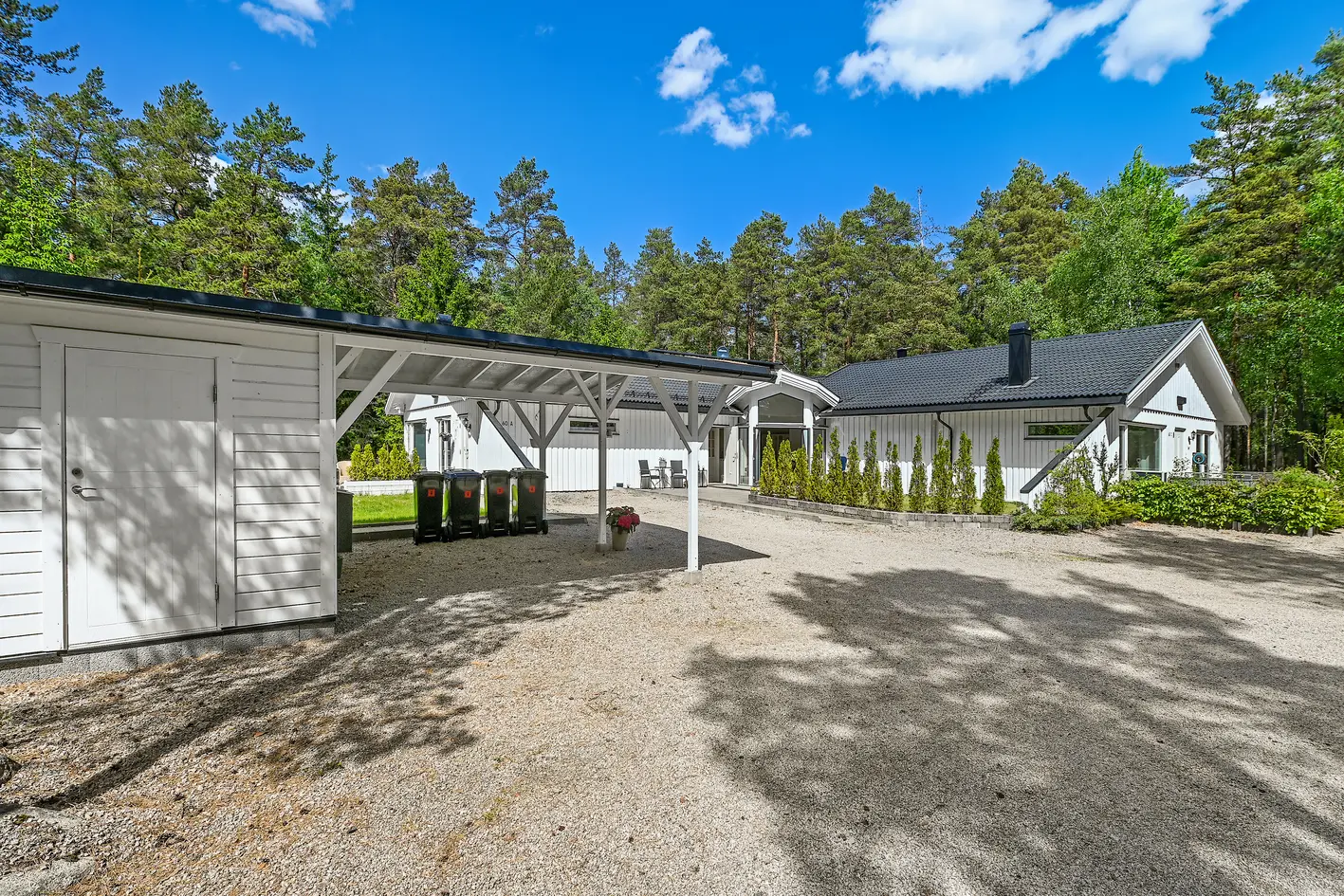 Pen selveierleilighet på ett plan med unik vindusløsning i stue - 3 sov - Usjenert beliggenhet ved golfklubb - MÅ SEES photo 4