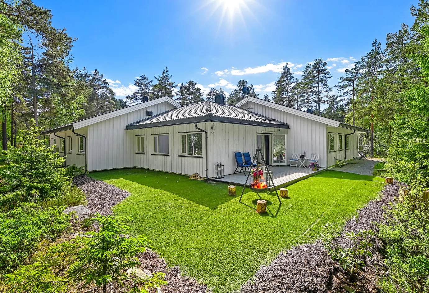 Pen selveierleilighet på ett plan med unik vindusløsning i stue - 3 sov - Usjenert beliggenhet ved golfklubb - MÅ SEES photo 3