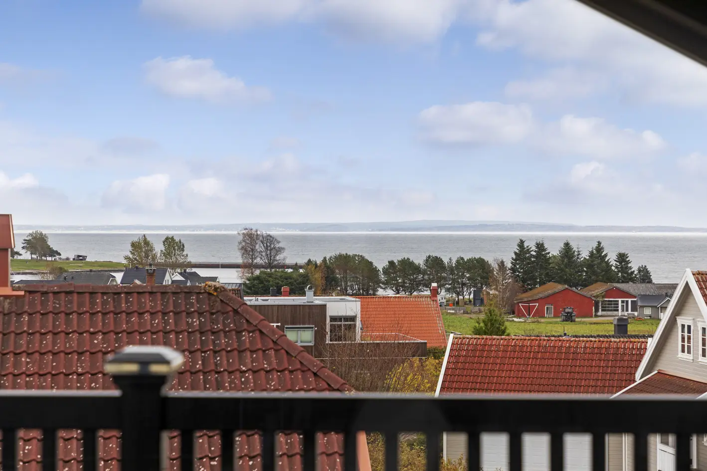 Stor familiebolig m/utleiedel, pen tomt og integrert garasje. Sjøutsikt, flott utestue og gode solforhold. Nær strand! photo 4
