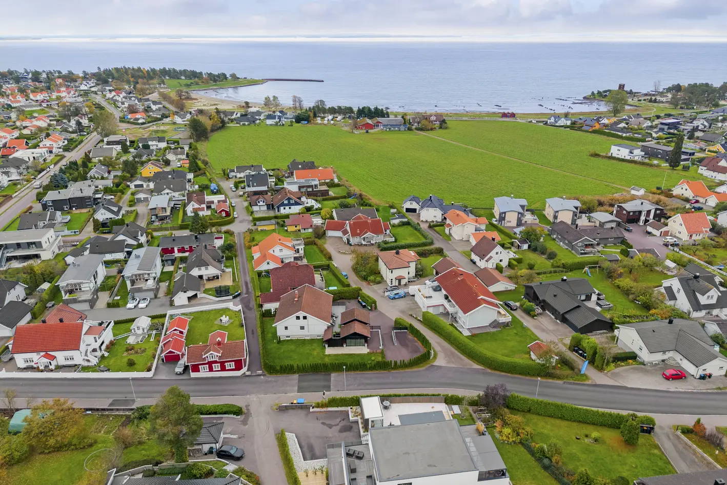 Stor familiebolig m/utleiedel, pen tomt og integrert garasje. Sjøutsikt, flott utestue og gode solforhold. Nær strand! photo 2