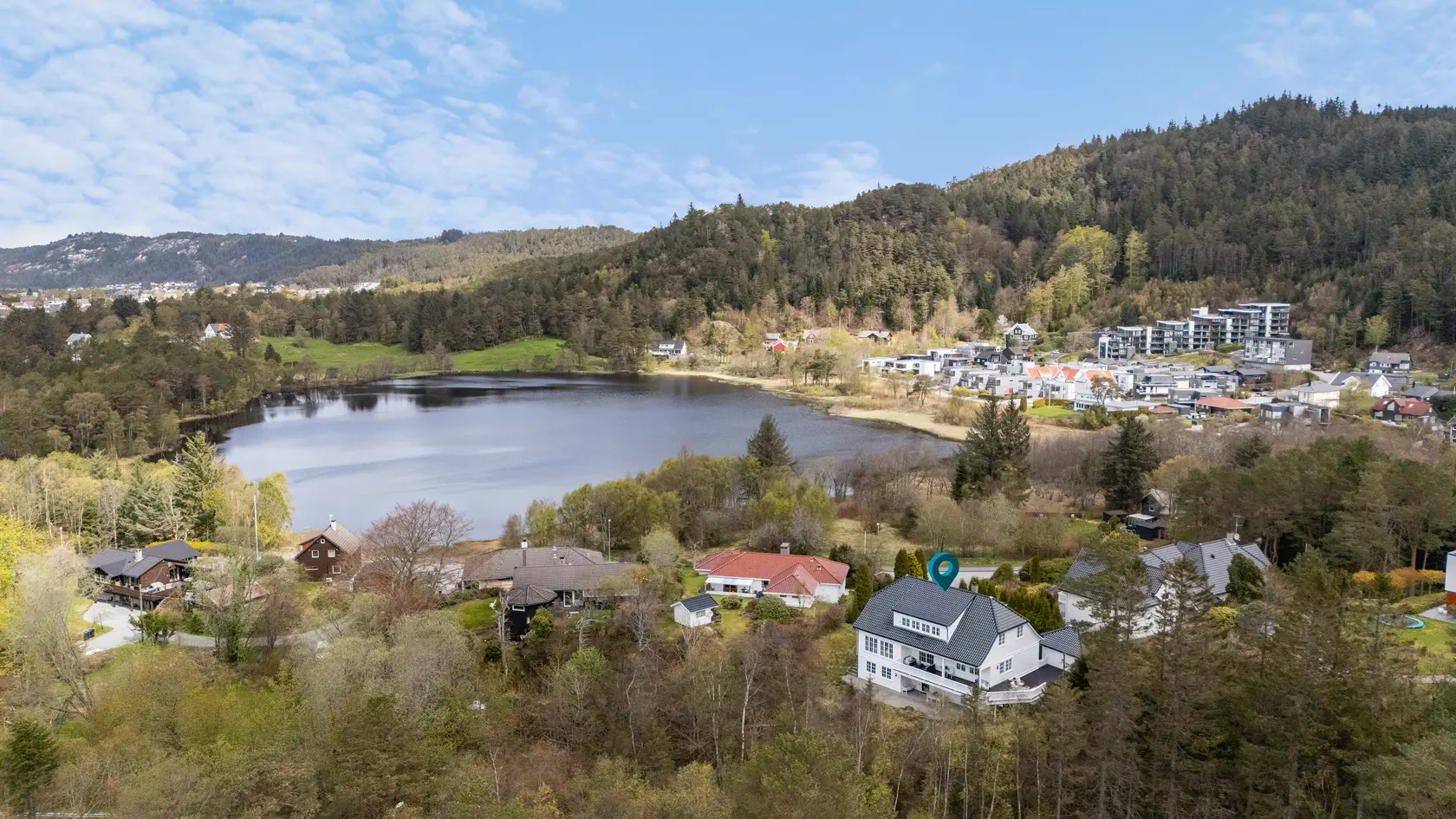 Praktfull Ramsdalen-villa m/dobbel garasje - 2 hybler - Terrasse (74 kvm) - 5 soverom - 4 bad - Attraktiv beliggenhet