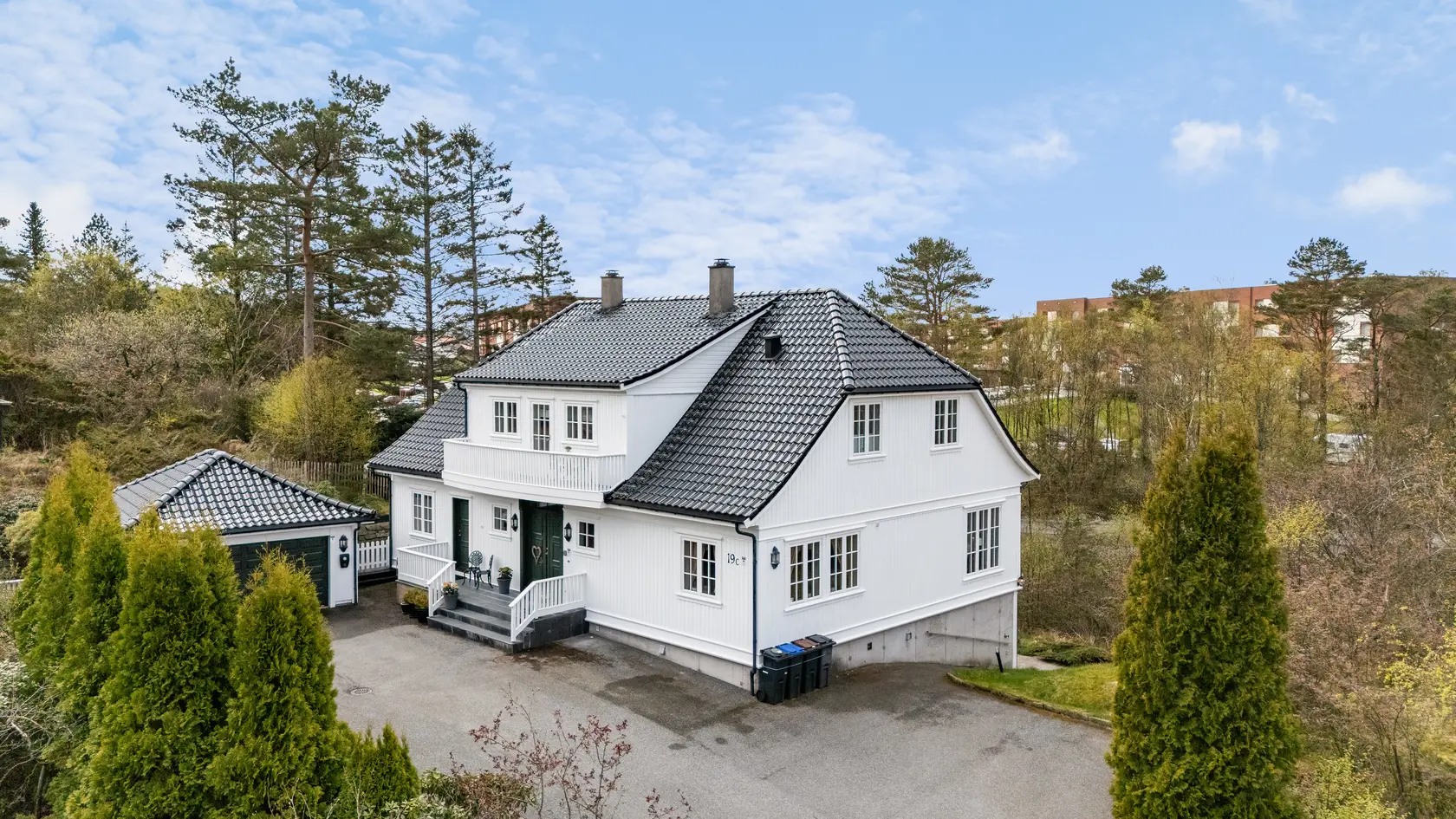 Praktfull Ramsdalen-villa m/dobbel garasje - 2 hybler - Terrasse (74 kvm) - 5 soverom - 4 bad - Attraktiv beliggenhet photo 2