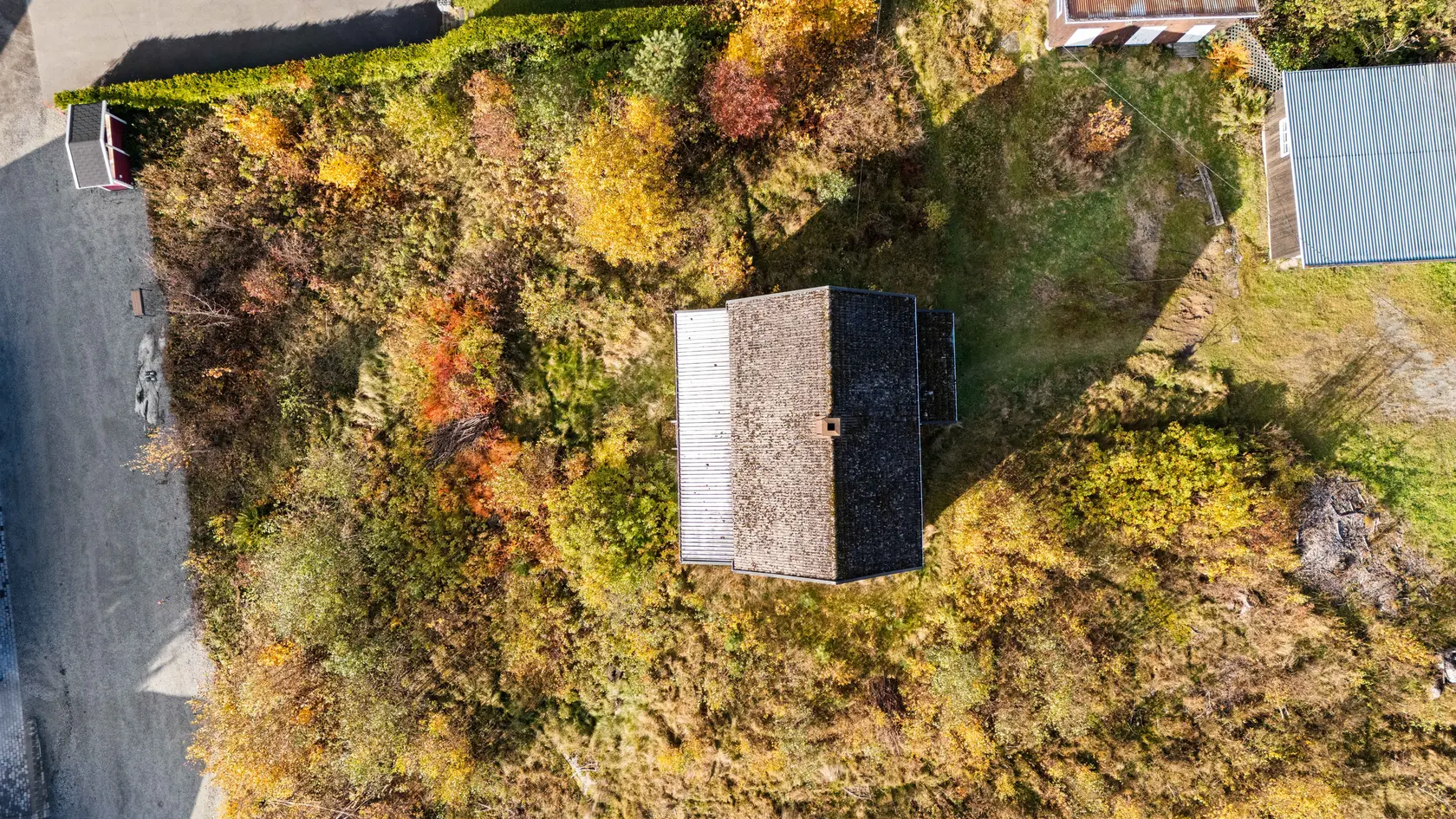 Sjarmerende eiendom med eldre enebolig, garasje og bod/utedo, samt frittstående tomt | Nærhet til Sundet | Barnevennlig photo 5
