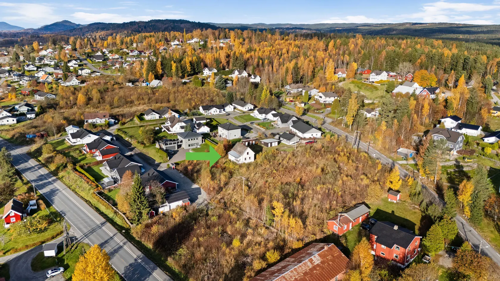 Sjarmerende eiendom med eldre enebolig, garasje og bod/utedo, samt frittstående tomt | Nærhet til Sundet | Barnevennlig