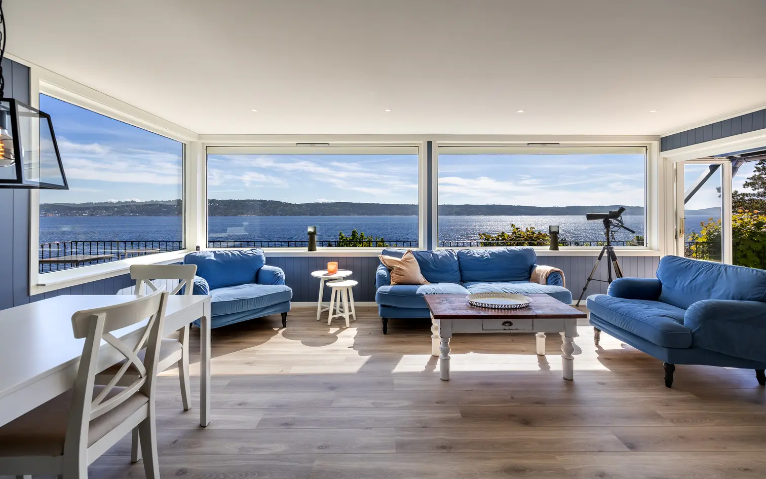 Hytte ved vannkanten | Nydelig beliggenhet | Strandlinje| Panorama | 150kvm uteplass| Parkering på egen tomt - View 2