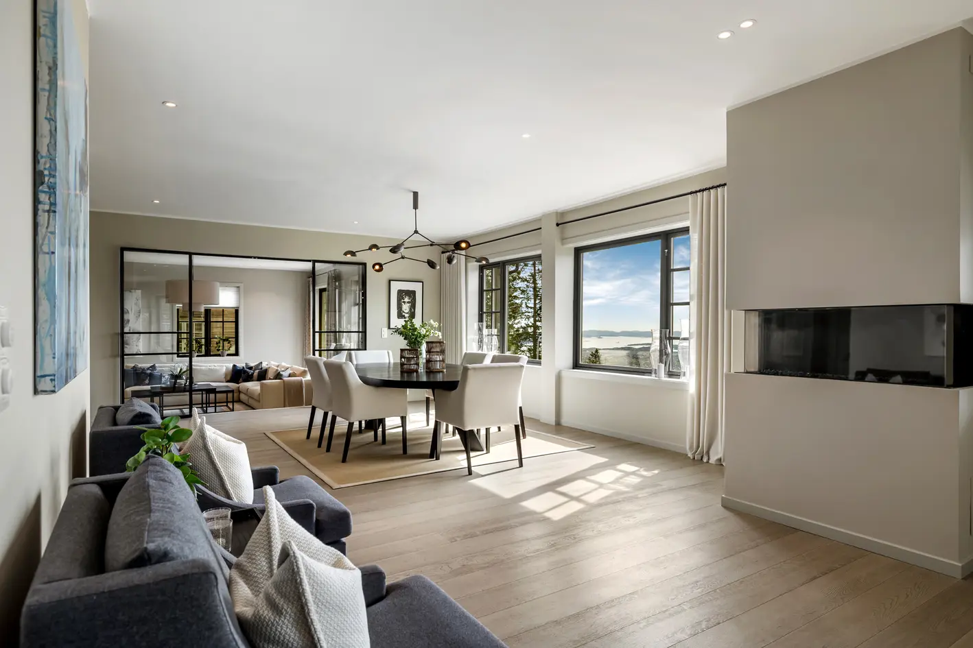 Holmenkollens vestside - 297 m² over to plan | Panoramautsikt | Gjestedel, heis og dobbeltgarasje | Vannbåren gulvvarme photo 2