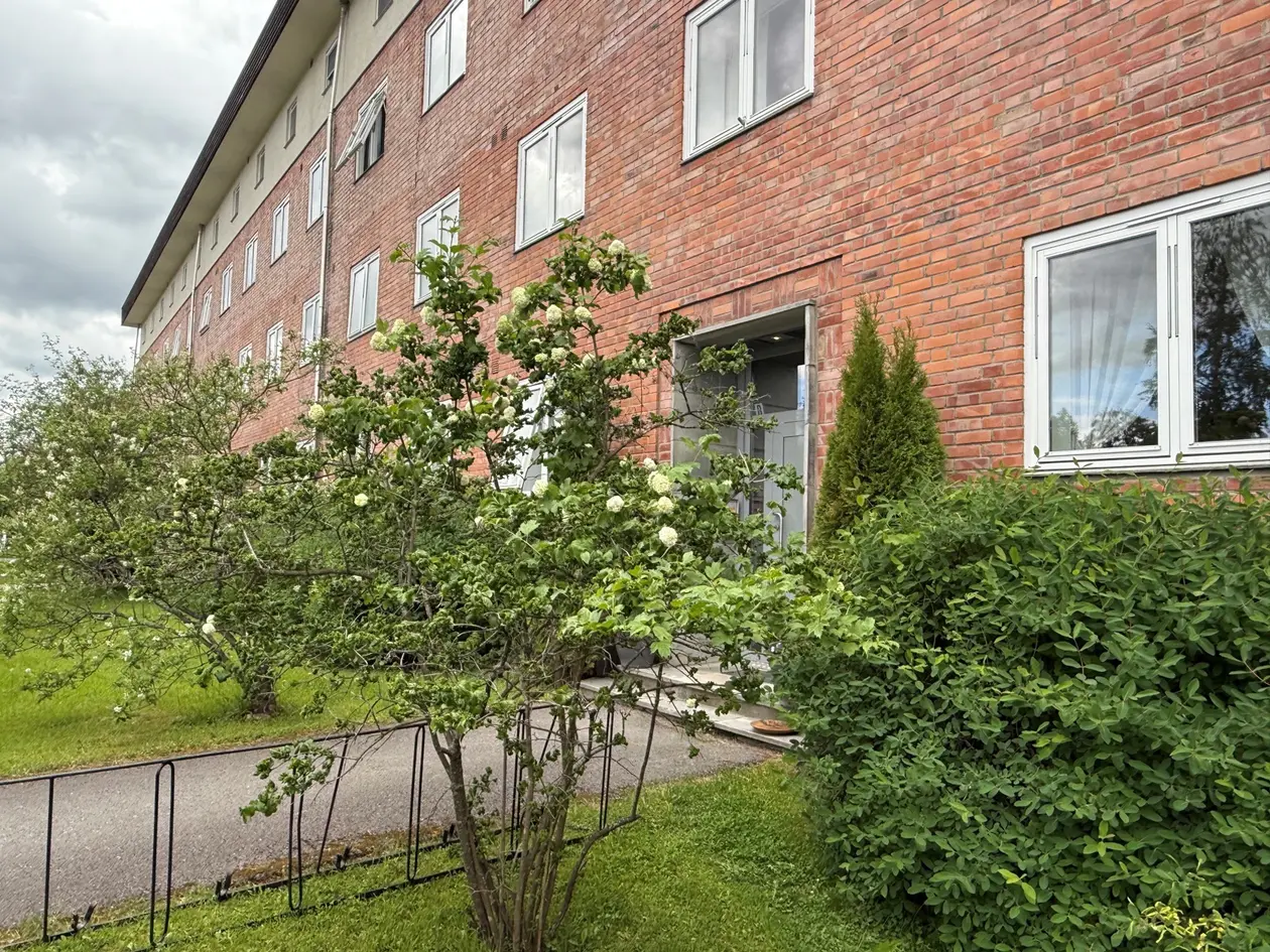 Lys og gjennomgående 3-roms leilighet i trivelige Lærerbygget. Garasje og innglasset balkong. Sentrumsnær beliggenhet. photo 3