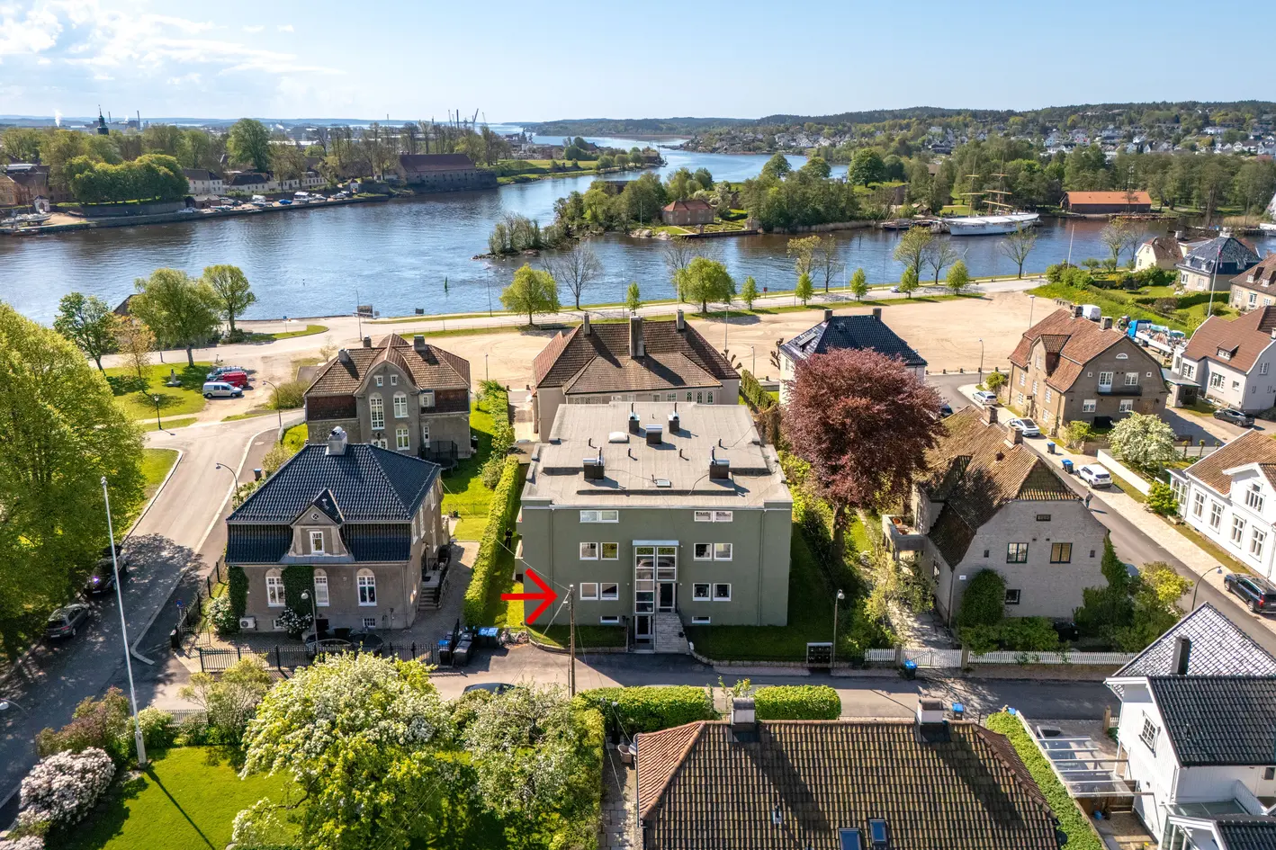 Nydelig leilighet i funkisgård, i et av byens flotteste nabolag! Smakfull modernisert med respekt for stilhistorien.