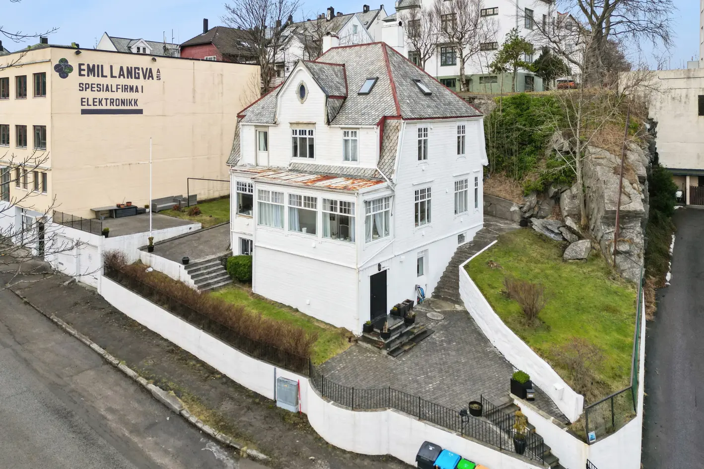 Boligeiendom med flere leiligheter. Eiendommen har omfattende renoveringsbehov. Parkering i dobbel garasje. photo 3