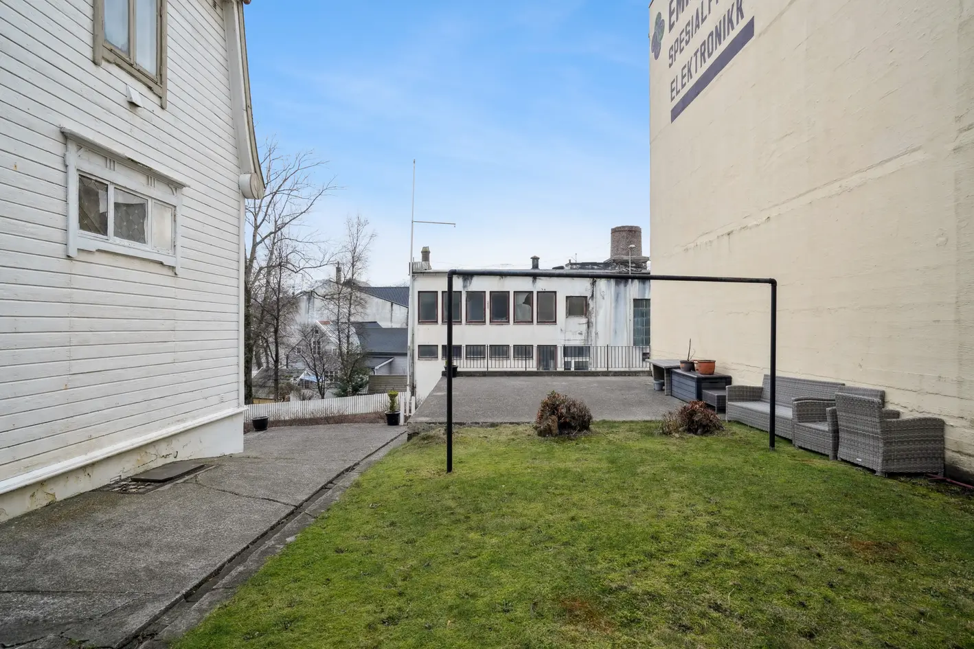 Boligeiendom med flere leiligheter. Eiendommen har omfattende renoveringsbehov. Parkering i dobbel garasje. photo 5