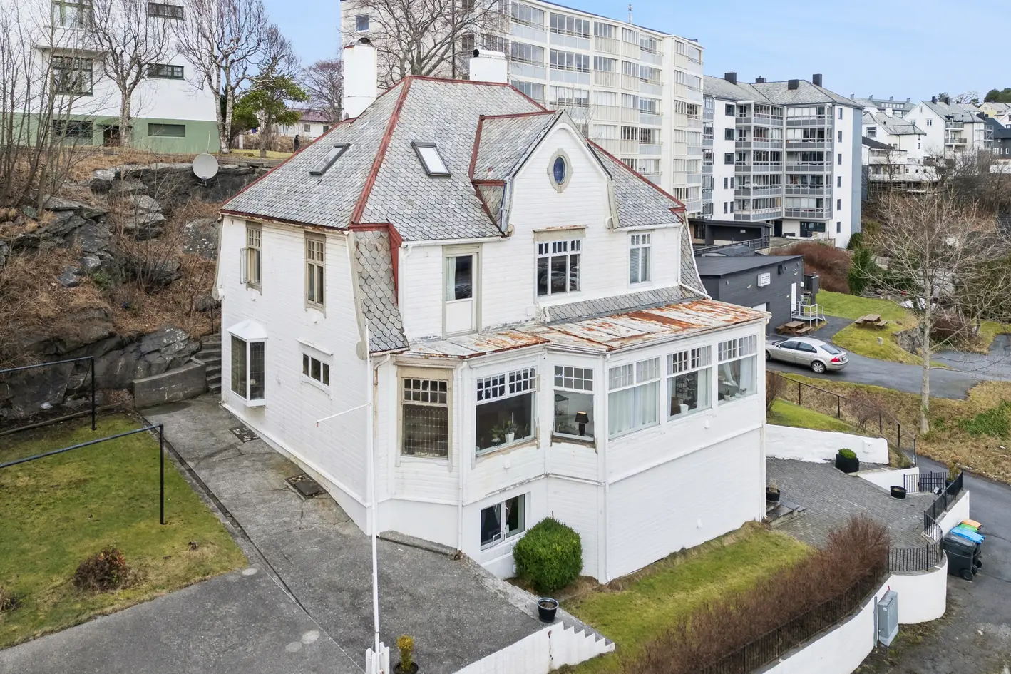 Boligeiendom med flere leiligheter. Eiendommen har omfattende renoveringsbehov. Parkering i dobbel garasje. photo 2