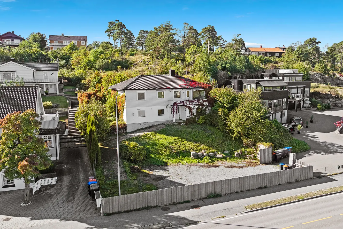 Enebolig med renoveringsbehov på stor & fabelaktig tomt rett ved sjøen med fantastisk utsikt - gode utviklingsmuligheter