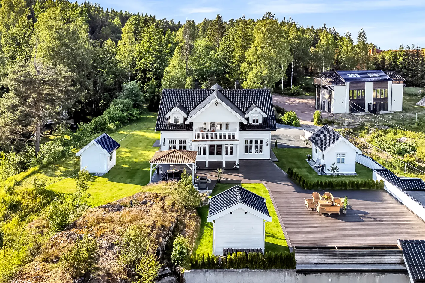 467 kvm boligdrøm med god standard| Herskapelig villa med 4 sov, 3 bad, 130 kvm garasje med vaskehall & fantastisk tomt photo 3