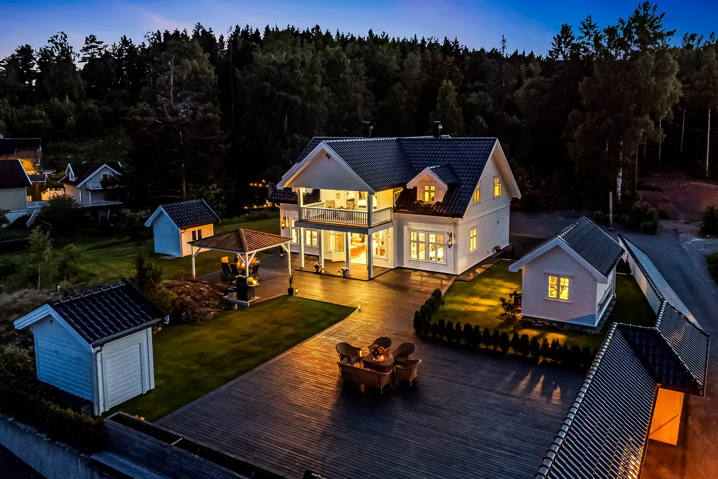467 kvm boligdrøm med god standard| Herskapelig villa med 4 sov, 3 bad, 130 kvm garasje med vaskehall & fantastisk tomt photo 2