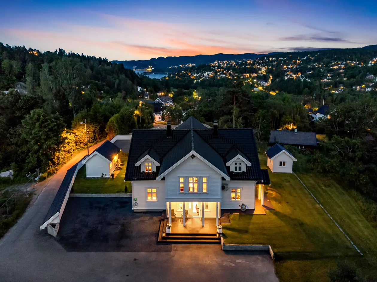 467 kvm boligdrøm med god standard| Herskapelig villa med 4 sov, 3 bad, 130 kvm garasje med vaskehall & fantastisk tomt photo 4