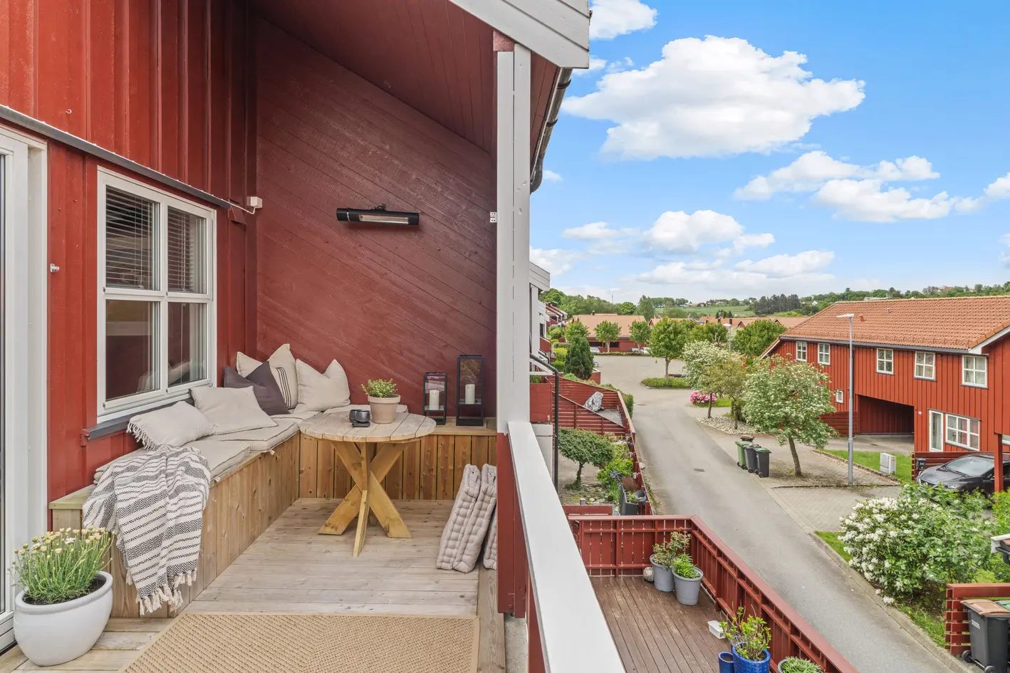 Moderne 2-etasjes leilighet med luftige rom, solrik balkong, bad og gjestoalett/vaskerom – Garasje med elbillader photo 3