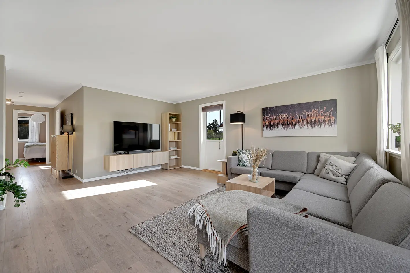Lys og romslig 4-roms selveier | Sentral beliggenhet | Parkering i garasje med elbillader | Loft og boder, holmestrand