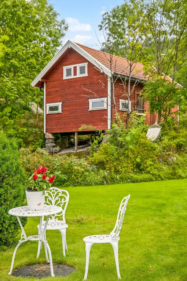 Fantastisk eiendom med unik utsikt mot Mjøsa|2,6 mål med optimale solforhold |Låve med muligheter| Moderniseringsbehov! photo 3