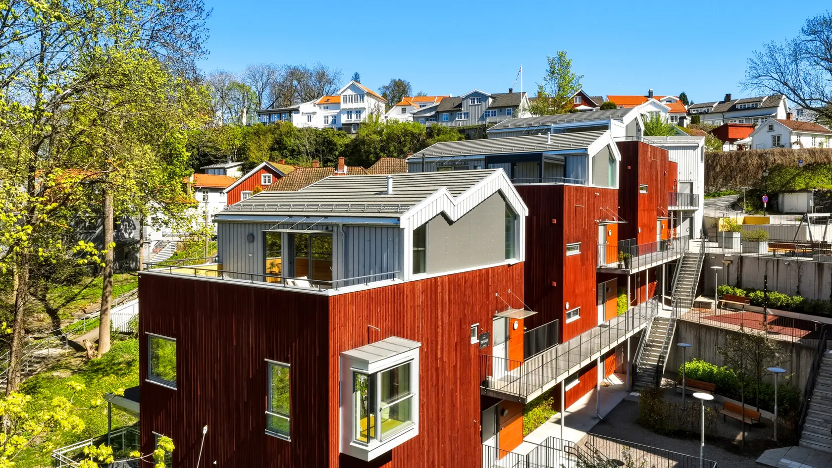 Toppleilighet i ytterste rekke med panoramautsikt. 2 sov, 2 bad, garasjeplass. Ingen fellesgjeld - lave bokostnader!