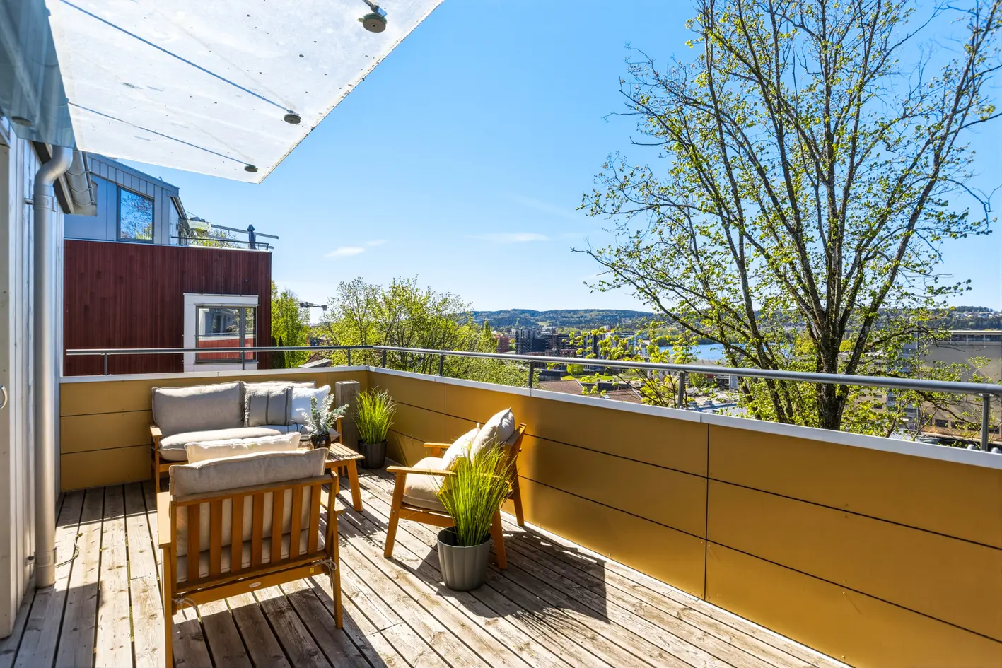 Toppleilighet i ytterste rekke med panoramautsikt. 2 sov, 2 bad, garasjeplass. Ingen fellesgjeld - lave bokostnader! photo 2