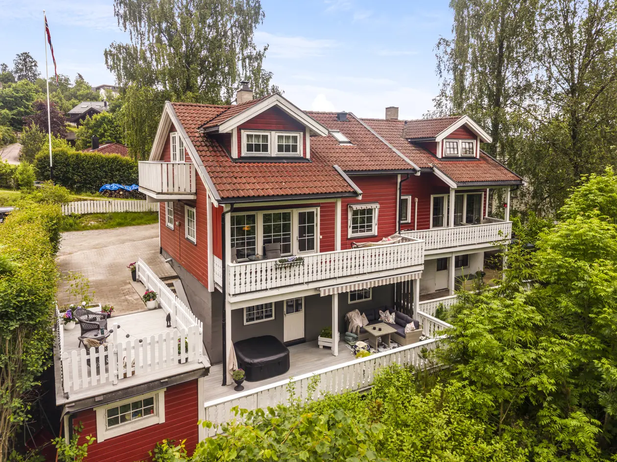Familievennlig tomannsbolig med 4 soverom | 2 bad | Innerst i blindvei | Flere solrike uteplasser | Nydelig grønt utsyn!, oppegård