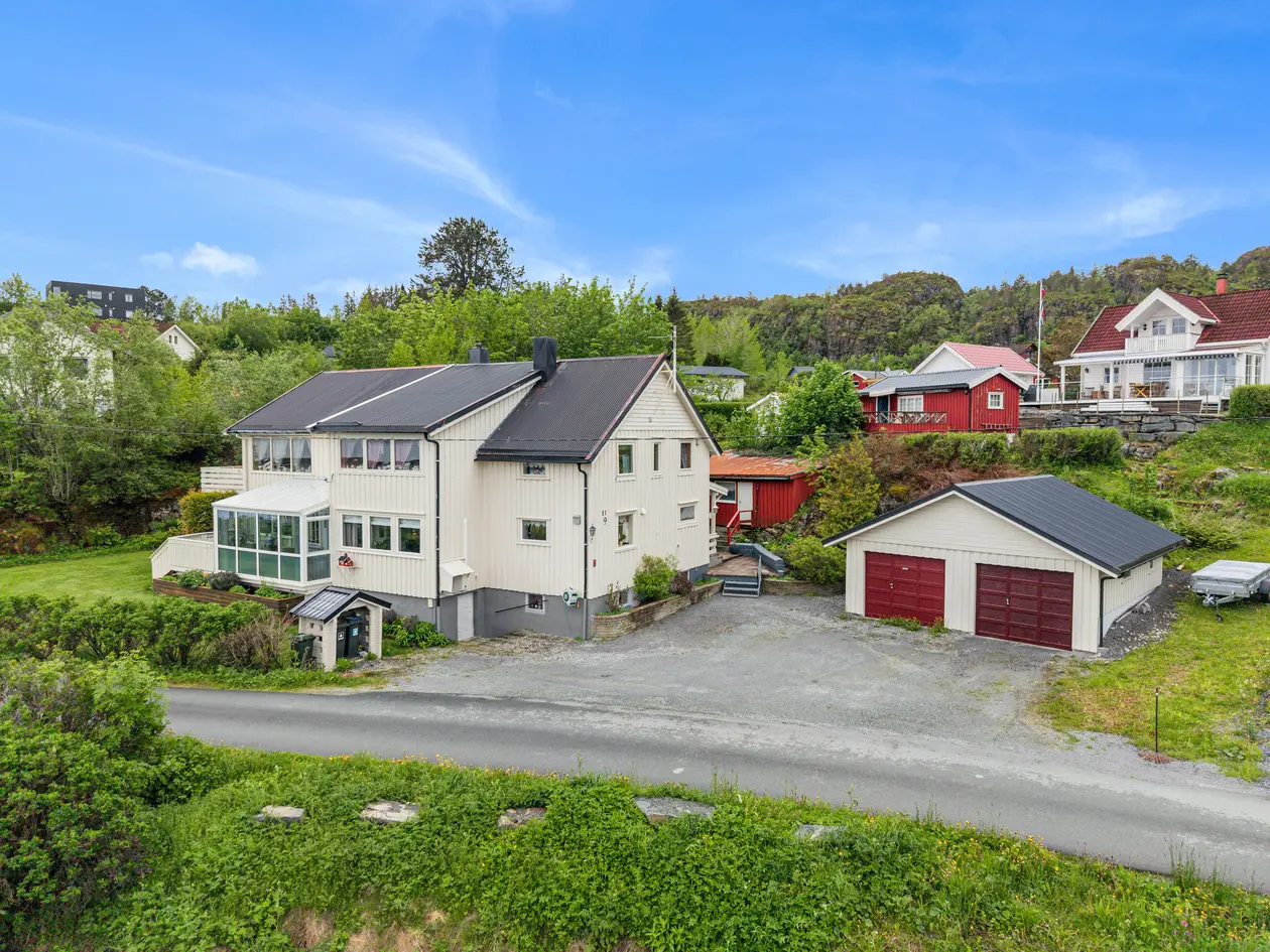 Innholdsrik halvpart i naturskjønne omgivelser. Nydelige sol- og utsiktsforhold. Hagestue og innglasset balkong.