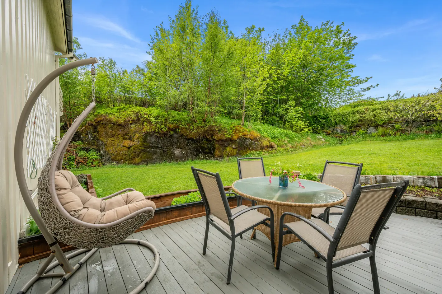 Innholdsrik halvpart i naturskjønne omgivelser. Nydelige sol- og utsiktsforhold. Hagestue og innglasset balkong. photo 5