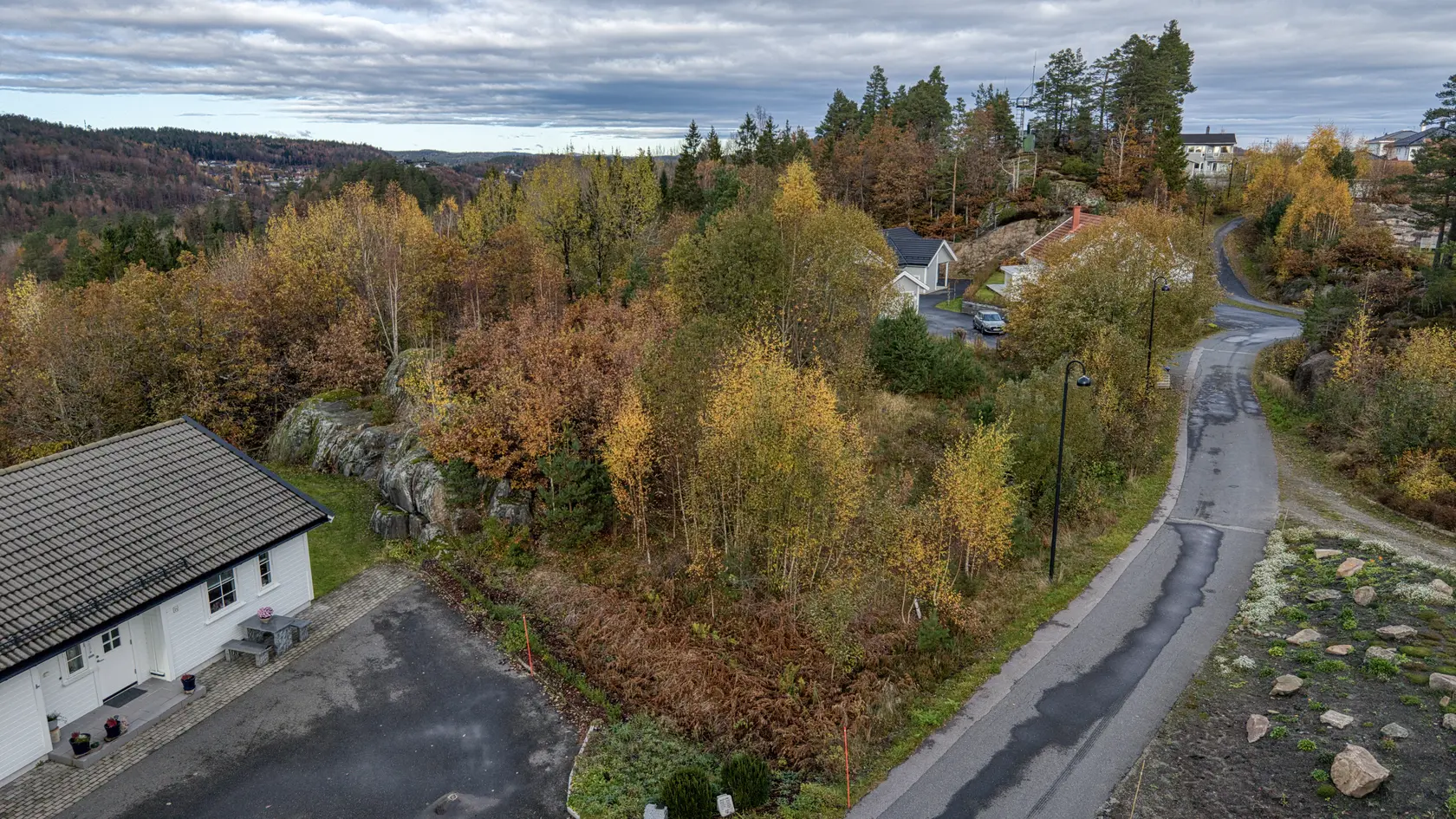 Stor tomt uten byggeklausul – solrik beliggenhet i populære Tvedestrand med nærhet til sjø og båtplass