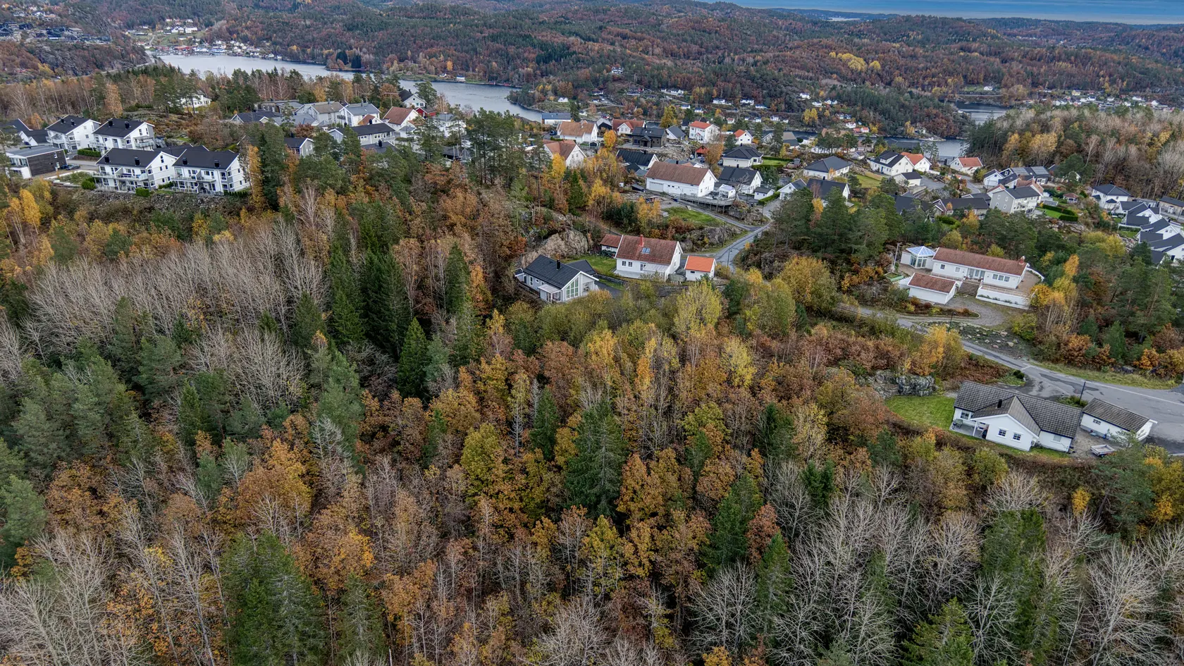 Stor tomt uten byggeklausul – solrik beliggenhet i populære Tvedestrand med nærhet til sjø og båtplass photo 2