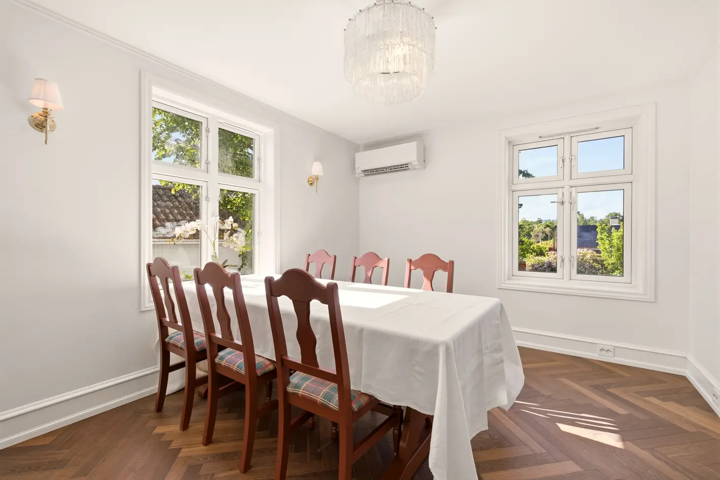 KLASSISK VILLA MED FANTASTISK HAGE OG UTEOMRÅDER - OPPGRADERT I 2025 - UTLEIEDEL - SOLRIK OG SENTRAL BELIGGENHET! - More