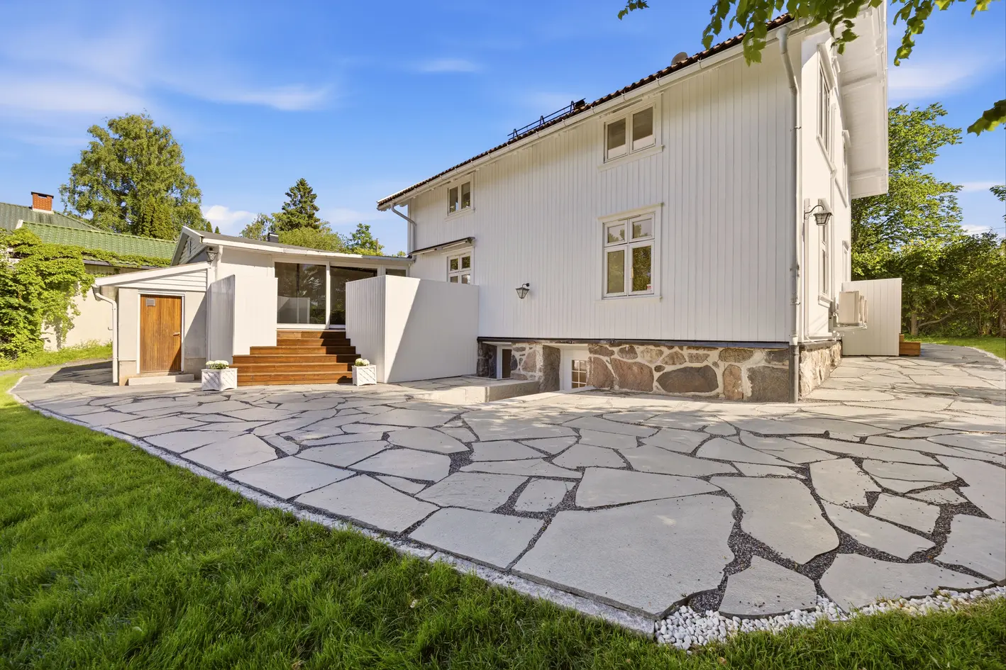 KLASSISK VILLA MED FANTASTISK HAGE OG UTEOMRÅDER - OPPGRADERT I 2025 - UTLEIEDEL - SOLRIK OG SENTRAL BELIGGENHET! - View 2