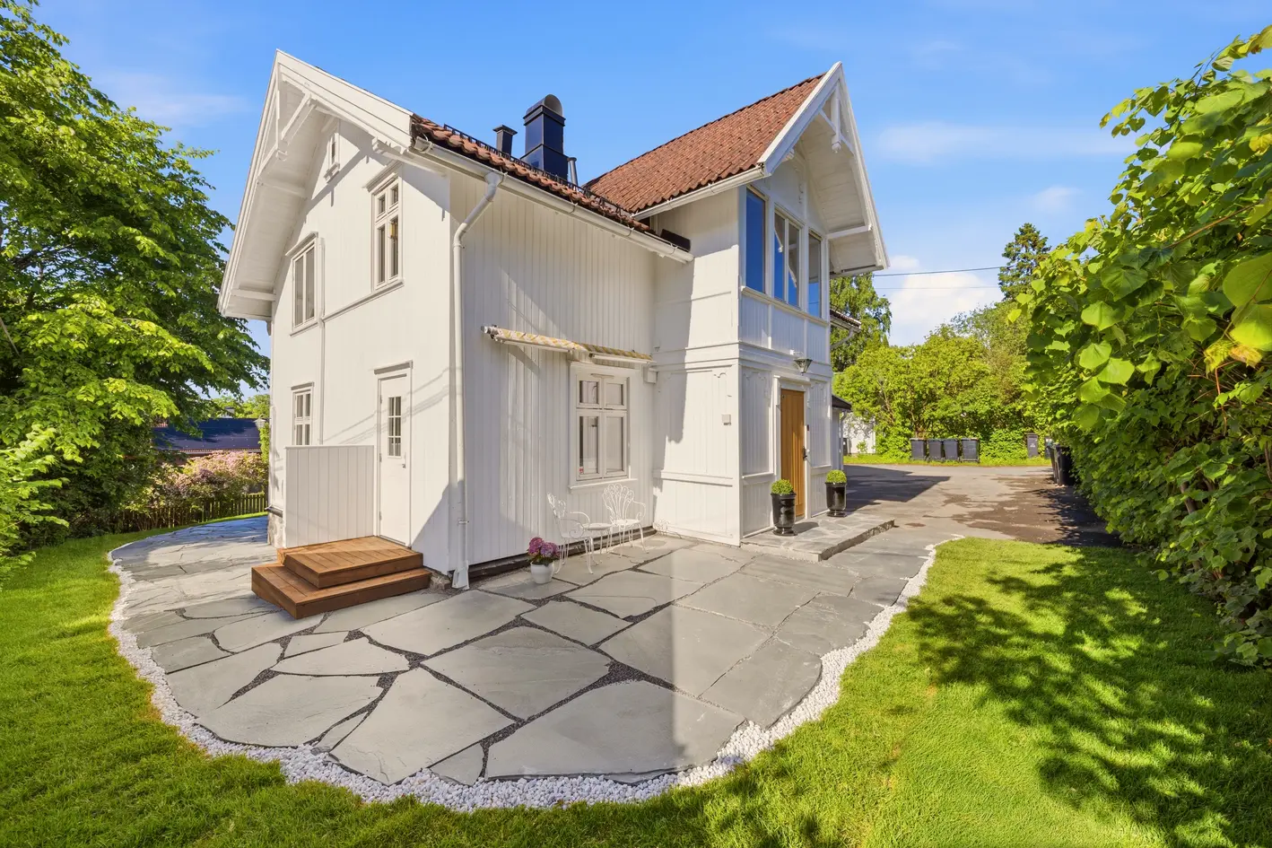PÅKOSTET (I 2025) KLASSISK VILLA MED EN FANTASTISK HAGE, GODE SOLFORHOLD OG UTLEIEMULIGHET - SENTRAL BELIGGENHET.
