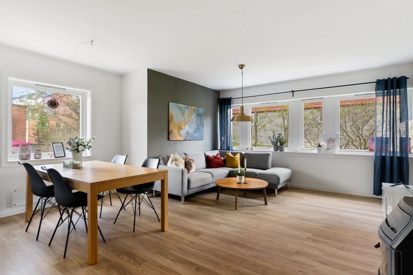 Innholdsrik & moderne 3-roms hjørneleilighet, i høy 1. etasje. Bad og kjøkken fra 2016. Balkong. Peis. Nært "alt".